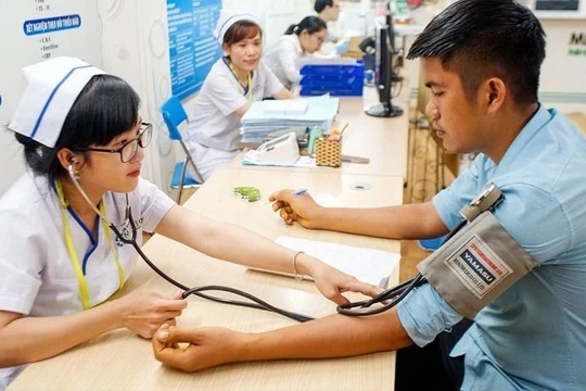 Khám sức khỏe lái xe: Bỏ xét nghiệm nồng độ cồn và khám thai sản