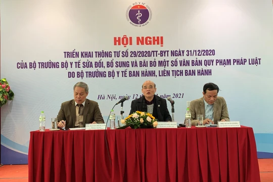 TS. Nguyễn Huy Quang - Vụ trưởng Vụ Pháp chế (giữa) chủ trì cuộc trao đổi về Thông tư 29 của Bộ Y tế.