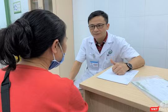TS. Nguyễn Thế Cường – Trưởng Khoa Thận lọc máu, Bệnh viện Hữu nghị Việt Đức khám và tư vấn miễn phí cho người dân