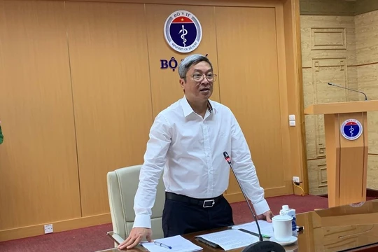 Thứ trưởng Bộ Y tế Nguyễn Trường Sơn chủ trì cuộc họp với các Sở Y tế và bệnh viện về biện pháp ứng phó với dịch đậu mùa khỉ và dịch cúm A (ảnh: Thanh Hằng)