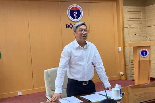 Thứ trưởng Bộ Y tế Nguyễn Trường Sơn chủ trì cuộc họp với các Sở Y tế và bệnh viện về biện pháp ứng phó với dịch đậu mùa khỉ và dịch cúm A (ảnh: Thanh Hằng)