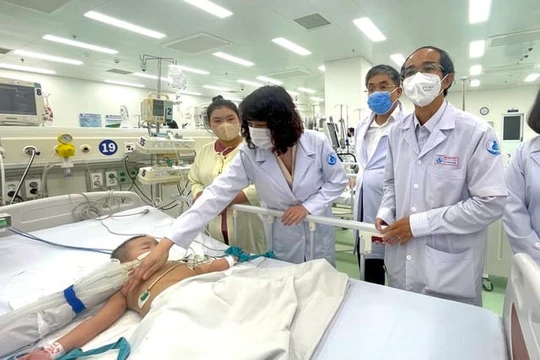 Nhiều trẻ bị tay chân miệng nặng đang phải điều trị tích cực tại Bệnh viện Nhi đồng 1 TP.HCM (ảnh: Bộ Y tế)