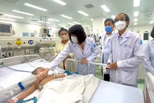 Nhiều trẻ bị tay chân miệng nặng đang phải điều trị tích cực tại Bệnh viện Nhi đồng 1 TP.HCM (ảnh: Bộ Y tế)