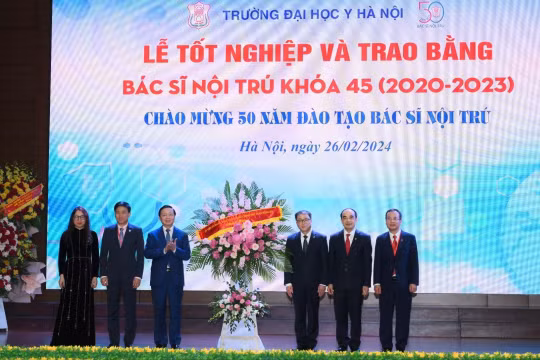 Phó Thủ tướng Trần Hồng Hà dự lễ trao bằng tốt nghiệp Bác sĩ Nội trú Trường Đại học Y Hà Nội