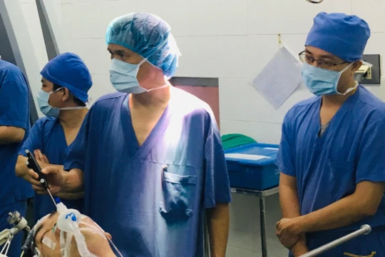 PGS.TS. Đồng Văn Hệ thực hiện ca mổ u não thức tỉnh
