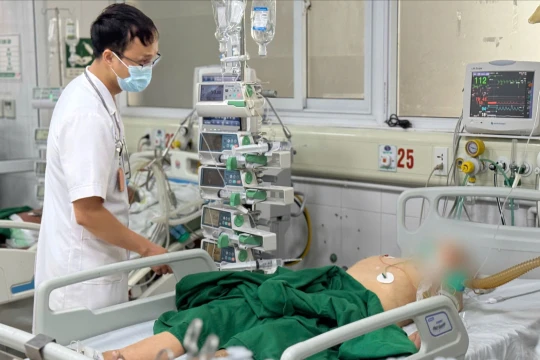 Cụ ông liệt toàn thân, phải thở máy sau mũi tiêm giảm đau