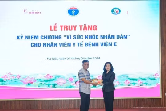 Bộ trưởng Y tế tặng Kỷ niệm chương cho nhân viên y tế hiến tạng cứu sống 4 bệnh nhân