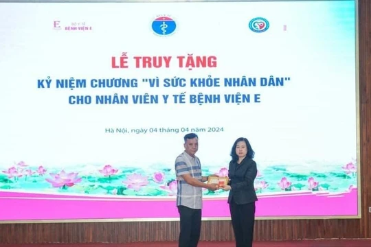 Bộ trưởng Y tế tặng Kỷ niệm chương cho nhân viên y tế hiến tạng cứu sống 4 bệnh nhân