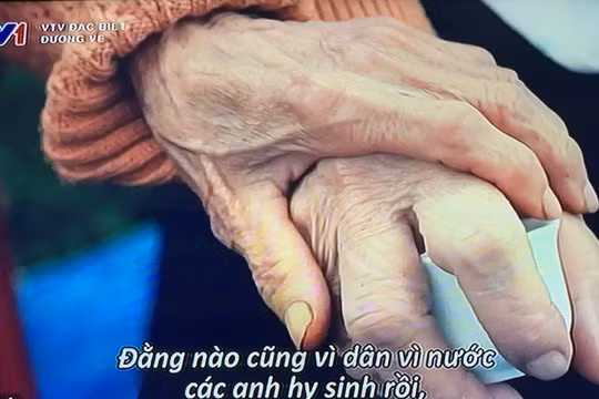 Hai người mẹ liệt sĩ nắm tay nhau, an ủi trong mất mát