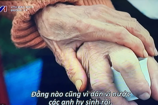 Hai người mẹ liệt sĩ nắm tay nhau, an ủi trong mất mát