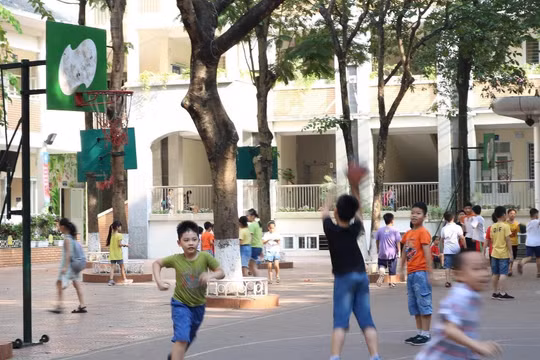 Học sinh tiểu học trong giờ ra chơi (ảnh: Minh Thúy)