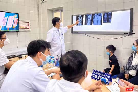 PGS.TS. Đinh Ngọc Sơn - Trưởng Khoa Khoa Phẫu thuật cột sống BV Việt Đức - hội chẩn cùng các bác sĩ về các ca bệnh nặng