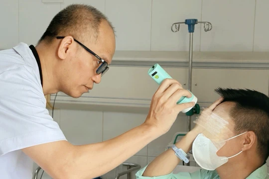 Người đàn ông 45 tuổi bị mù sau khi tiêm filler ở cơ sở không an toàn 