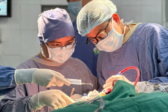 Ca mổ “cân não”: Cắt u não sát vùng chức năng nhưng bệnh nhân không bị ảnh hưởng