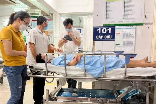 Cháu bé bị tai biến nặng sau thủ thuật cắt bao quy đầu ở Bệnh viện Trung ương Thái Nguyên được đưa về Bệnh viện Việt Đức để mổ lại