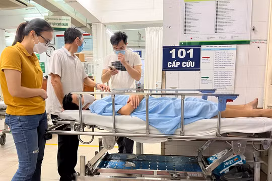 Cháu bé bị tai biến nặng sau thủ thuật cắt bao quy đầu ở Bệnh viện Trung ương Thái Nguyên được đưa về Bệnh viện Việt Đức để mổ lại