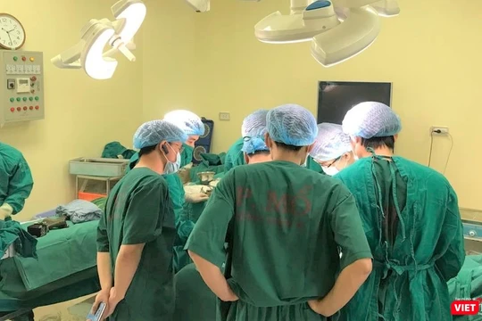 Ca phẫu thuật cắt khối u xương chầy mà vẫn bảo tồn được chân của bệnh nhân lần đầu tiên ở Việt Nam do PGS.TS. Trần Trung Dũng thực hiện