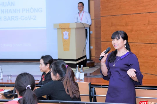 GS.TS. Lê Thị Hương giải đáp các thắc mắc của sinh viên về dịch COVID-19.