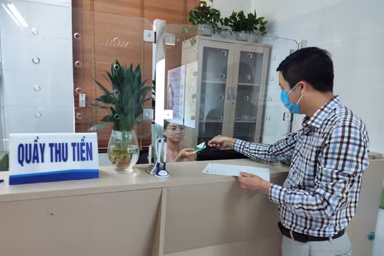 Người bệnh dễ dàng thanh toán viện phí qua thẻ tại Bệnh viện Da liễu Trung ương (Ảnh: Minh Thúy) 