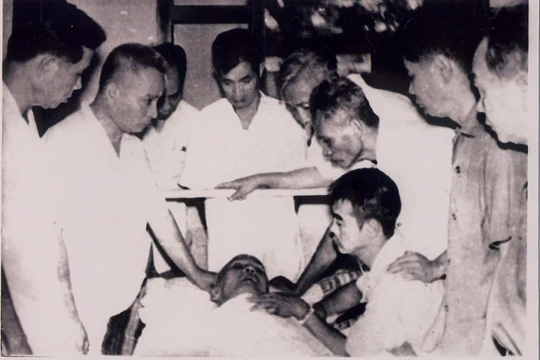 Các đồng chí trong Bộ Chính trị bên giường bệnh của Hồ Chủ tịch 