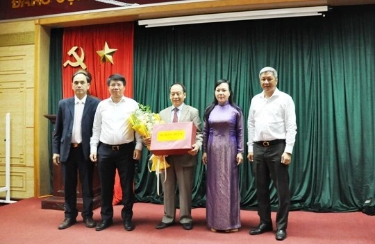 Bộ trưởng Bộ Y tế tặng hoa chúc mừng ông Trần Đắc Phu đã hoàn thành xuất sắc nhiệm vụ 