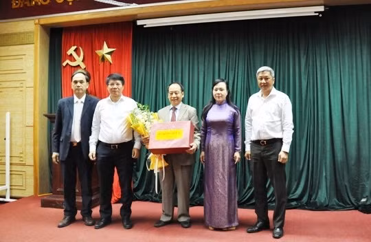 Bộ trưởng Bộ Y tế tặng hoa chúc mừng ông Trần Đắc Phu đã hoàn thành xuất sắc nhiệm vụ 