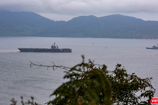 Tàu Mỹ tiến vào Cảng Đà Nẵng.