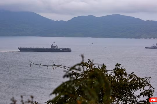 Tàu Mỹ tiến vào Cảng Đà Nẵng.