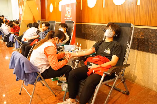 Đông đảo sinh viên, thanh niên đến hiến máu tình nguyện tại buổi khai mạc Chủ nhật Đỏ 2023