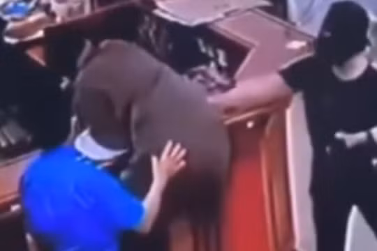 Nhân viên y tế bị hành hung tại Nghệ An: Yêu cầu điều tra, xử lý nghiêm