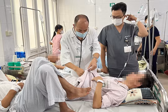 PGS.TS. Đỗ Duy Cường - Giám đốc Trung tâm Bệnh Nhiệt đới (Bệnh viện Bạch Mai) - khám cho bệnh nhân sốt xuất huyết 