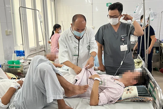 PGS.TS. Đỗ Duy Cường - Giám đốc Trung tâm Bệnh Nhiệt đới (Bệnh viện Bạch Mai) - khám cho bệnh nhân sốt xuất huyết 