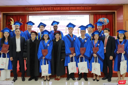 Lãnh đạo Trường Đại học Y Hà Nội và Viện Đào tạo YHDP và YTCC trao Bằng cho các thạc sĩ y tế công cộng quốc tế