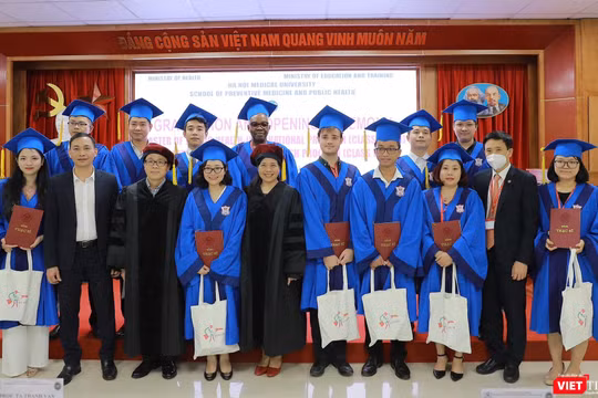 Lãnh đạo Trường Đại học Y Hà Nội và Viện Đào tạo YHDP và YTCC trao Bằng cho các thạc sĩ y tế công cộng quốc tế