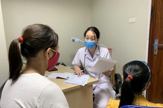 TS. Nguyễn Ngọc Khánh khám, tư vấn cho mẹ và bé gái 6 tuổi dậy thì sớm