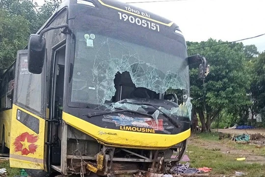 Hiện trường vụ tai nạn khách mang BKS 43F-007.76 khiến 25 người thương vong.