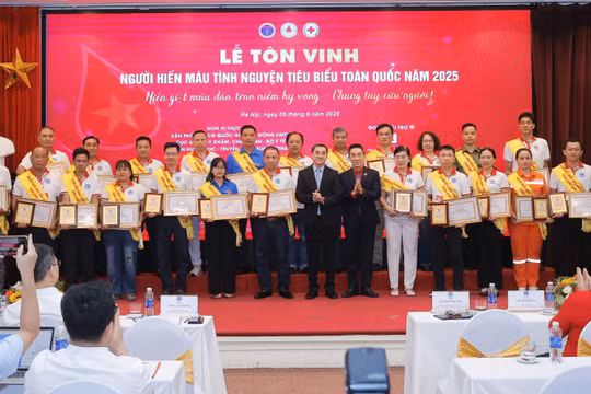 Tôn vinh 100 "ngọn lửa nhân ái đang lan tỏa tình yêu thương" 