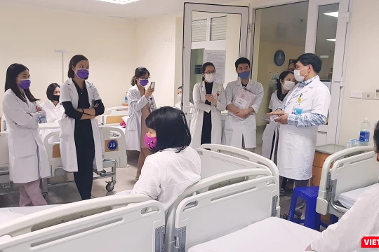 PGS. TS. Trần Danh Cường giảng lâm sàng cho sinh viên qua zoom cá nhân