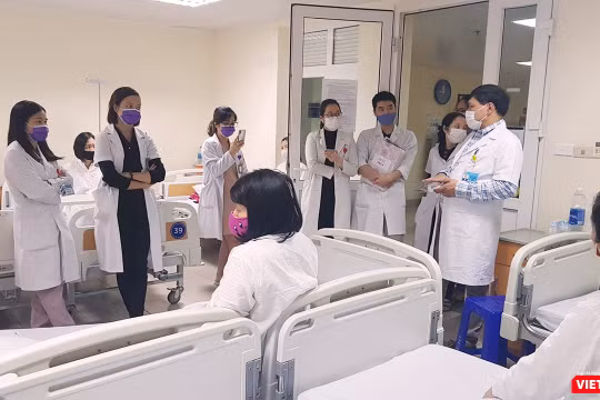 PGS. TS. Trần Danh Cường giảng lâm sàng cho sinh viên qua zoom cá nhân