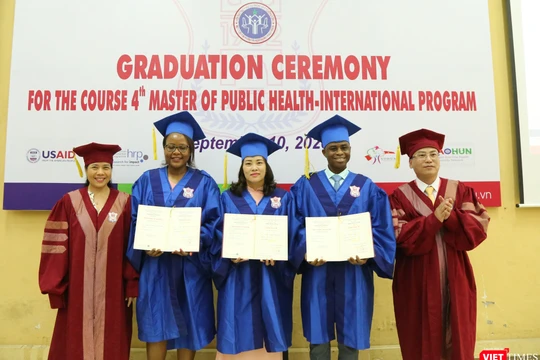 Phó Hiệu trưởng Trường ĐHYHN Phạm Xuân Thắng và GS.TS. Lê Thị Hương – Viện trưởng Viên ĐT YHDP & YTCC – trao bằng cho các tân thạc sĩ quốc tế