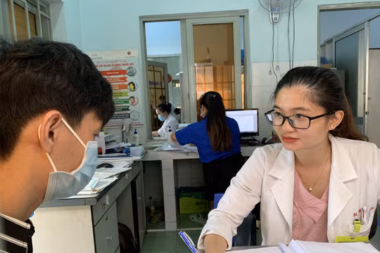 Bác sĩ tư vấn cho bệnh nhân HIV ở Trung tâm y tế Thuận An
