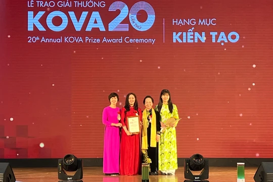 Bà Nguyễn Thị Doan - nguyên Phó Chủ tịch nước, Chủ tịch Trung ương Hội Khuyến học Việt Nam - trao Giải thưởng KOVA ở hạng mục Kiến tạo cho các nhà khoa học