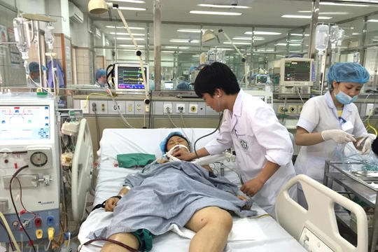 Chăm sóc bệnh nhân ở Khoa Hồi sức tích cực Bệnh viện Bạch Mai 