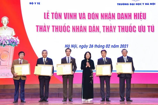 Phó Chủ tịch nước Đặng Thị Ngọc Thịnh trao danh hiệu TTND cho các cán bộ, giảng viên của Trường Đại học Y Hà Nội