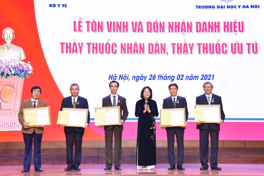 Phó Chủ tịch nước Đặng Thị Ngọc Thịnh trao danh hiệu TTND cho các cán bộ, giảng viên của Trường Đại học Y Hà Nội
