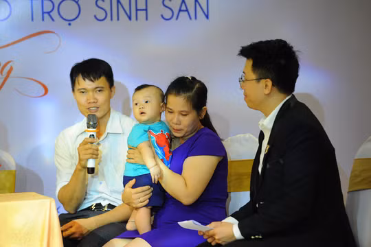 Gia đình anh Hoàng Văn Duy và chị Nguyễn Thị Hằng có con nhờ kỹ thuật micro tese