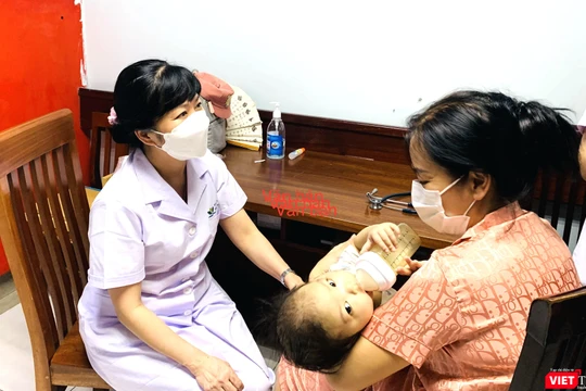 Khám và tư vấn cho trẻ đến khám tại Bệnh viện Nhi Trung ương