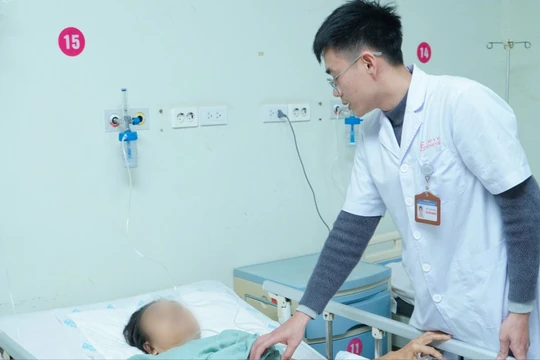 Người phụ nữ rơi từ tầng 3 xuống đất, được bác sĩ cứu sống giữa lằn ranh sinh tử