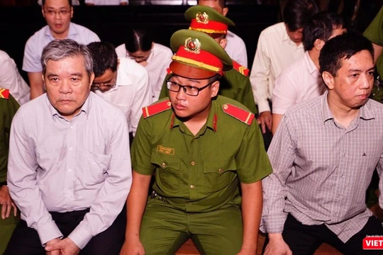 Các bị cáo trong phiên xét xử tội buôn thuốc giả