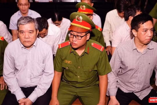 Các bị cáo trong phiên xét xử tội buôn thuốc giả